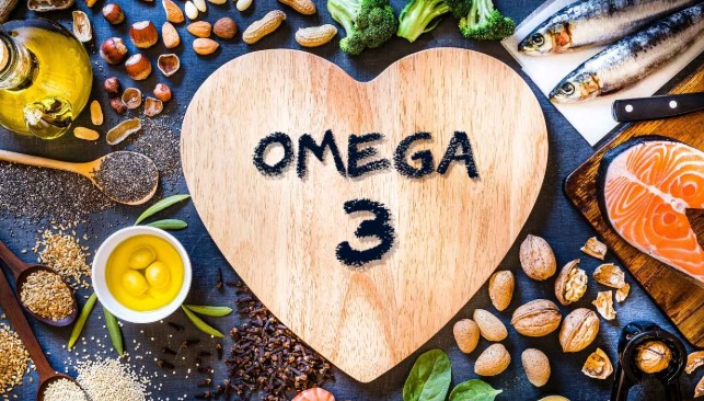 Persona mayor activa gracias al cuidado articular con Omega-3